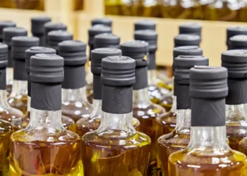 A Anvisa proibiu o azeite extravirgem Terra das Oliveiras e determinou a suspensão de lotes de sal grosso Marfim e doce de leite São Benedito por irregularidades sanitárias.