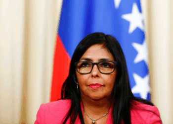 Suprema Corte da Venezuela determina que Delcy Rodríguez assuma a presidência interina após captura de Nicolás Maduro pelos Estados Unidos.