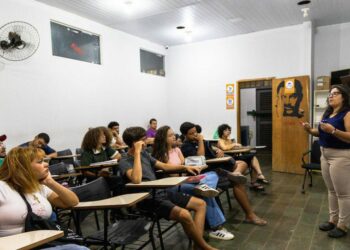 Cursinho comunitário apoiado pela Lei Rouanet ajudou estudante da rede pública a alcançar 940 pontos na redação do Enem 2025, destacando o impacto das políticas públicas.