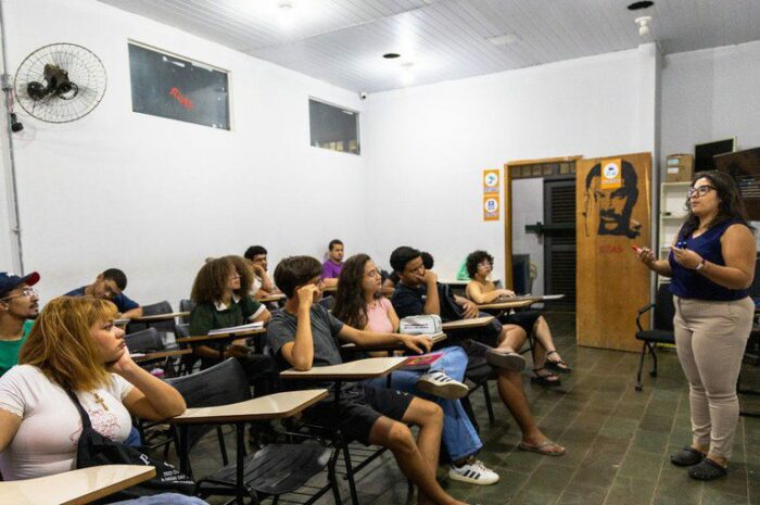 Cursinho comunitário apoiado pela Lei Rouanet ajudou estudante da rede pública a alcançar 940 pontos na redação do Enem 2025, destacando o impacto das políticas públicas.