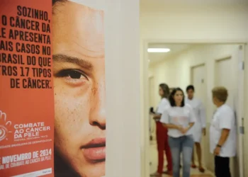 Número de diagnósticos de câncer de pele no Brasil saltou de 4,2 mil em 2014 para mais de 72 mil em 2024, segundo a SBD, que aponta desigualdades regionais e dificuldade de acesso no SUS.