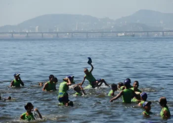 Bombeiros do RJ abrem inscrições para 5 mil vagas do Projeto Botinho 2026, colônia de férias gratuita em praias do estado.