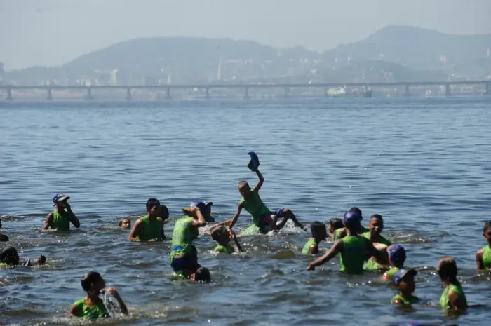 Bombeiros do RJ abrem inscrições para 5 mil vagas do Projeto Botinho 2026, colônia de férias gratuita em praias do estado.