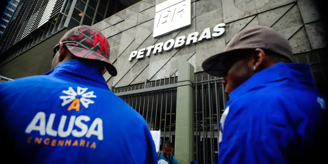 Petrobras anuncia redução de 5,2% no preço da gasolina A a partir desta terça-feira. Queda pode aliviar inflação, mas valor final depende de impostos e margens dos postos.