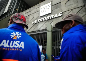 Petrobras anuncia redução de 5,2% no preço da gasolina A a partir desta terça-feira. Queda pode aliviar inflação, mas valor final depende de impostos e margens dos postos.