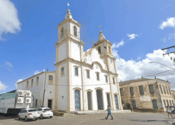 Conheça a história da Matriz de Nossa Senhora da Vitória, primeira igreja da capital capixaba, demolida em 1918 para dar lugar à atual Catedral Metropolitana.