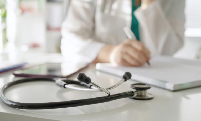Ebserh lança edital de concurso médico com 152 vagas e ampla oferta de especialidades