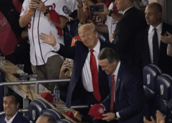 Protesto e vaias abafam discurso de Trump em evento público
