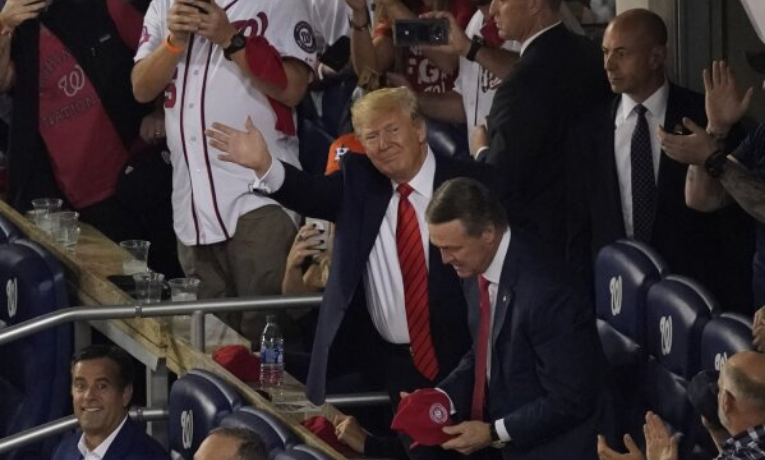 Protesto e vaias abafam discurso de Trump em evento público