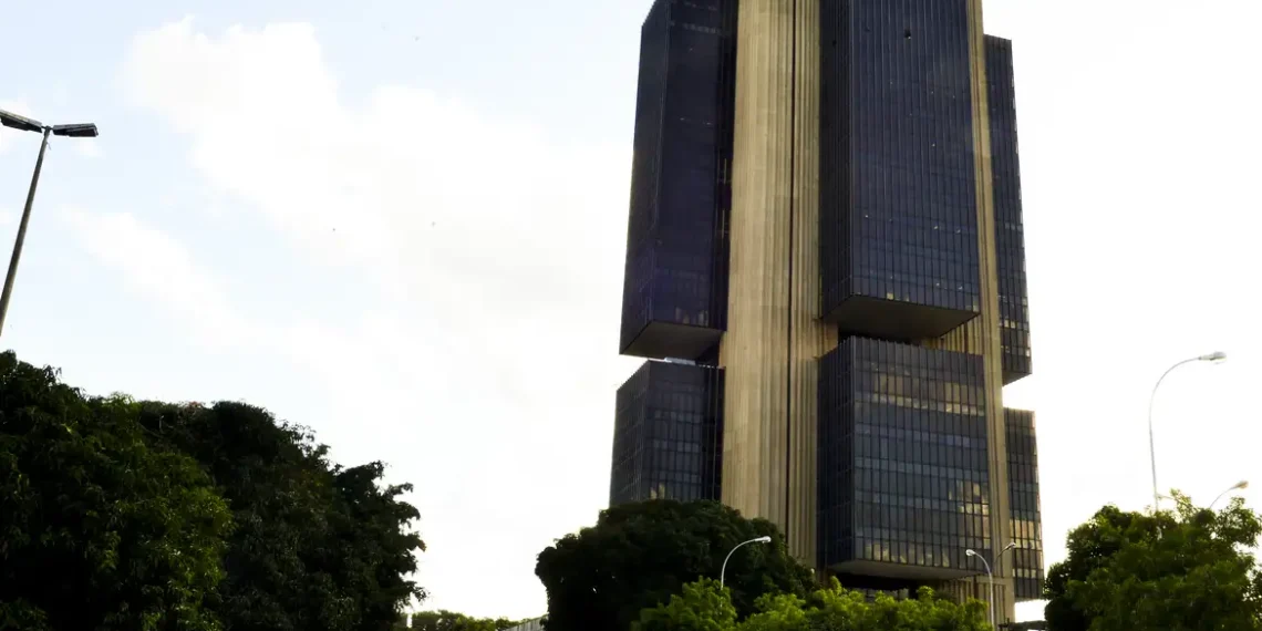 Banco Central concorda com inspeção do TCU sobre a liquidação extrajudicial do Banco Master e garante acesso a documentos do processo.