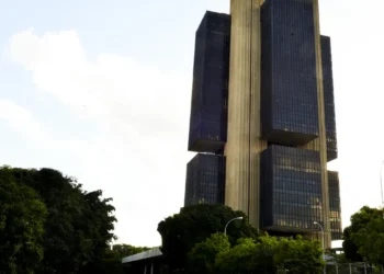 Banco Central concorda com inspeção do TCU sobre a liquidação extrajudicial do Banco Master e garante acesso a documentos do processo.