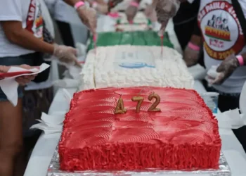Aniversário de São Paulo é celebrado no Bixiga com samba, distribuição de bolo e tradição que une gerações desde 1986.