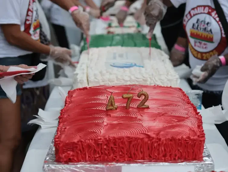 Aniversário de São Paulo é celebrado no Bixiga com samba, distribuição de bolo e tradição que une gerações desde 1986.