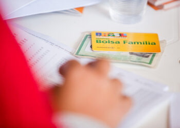 É falsa a informação de que beneficiários do Bolsa Família não poderão sacar o benefício em dinheiro. Projeto ainda está em tramitação no Senado.