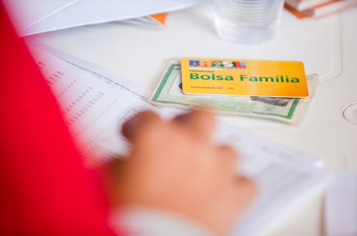 É falsa a informação de que beneficiários do Bolsa Família não poderão sacar o benefício em dinheiro. Projeto ainda está em tramitação no Senado.