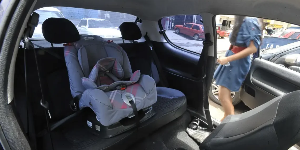 Inmetro orienta pais sobre a compra e o uso correto do bebê conforto, destacando selo de certificação, limites de peso e instalação segura no veículo.