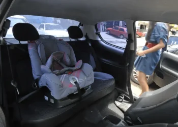 Inmetro orienta pais sobre a compra e o uso correto do bebê conforto, destacando selo de certificação, limites de peso e instalação segura no veículo.