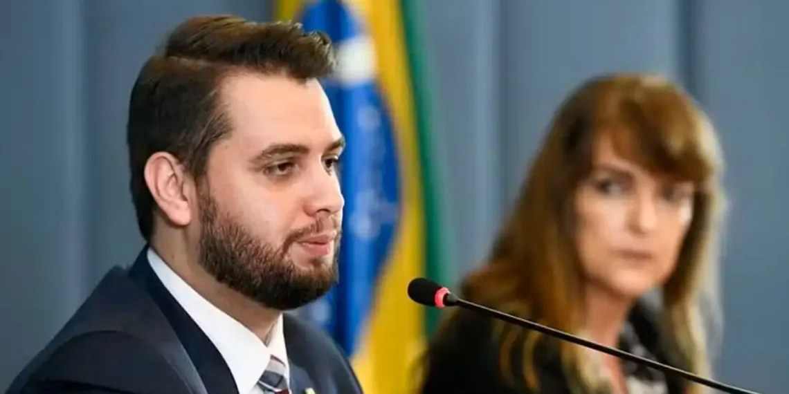 STF mantém prisão de Filipe Martins após audiência de custódia. Ex-assessor de Bolsonaro descumpriu medida cautelar ao usar redes sociais.
