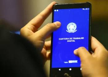 Brasil criou 1,279 milhão de empregos formais em 2025, segundo o Caged. Apesar do saldo positivo, número representa queda de 23,7% em relação ao ano anterior.