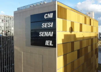 Acordo Mercosul–UE ampliará acesso do Brasil a 36% do comércio global, com redução gradual de tarifas e impacto positivo na indústria e no emprego.