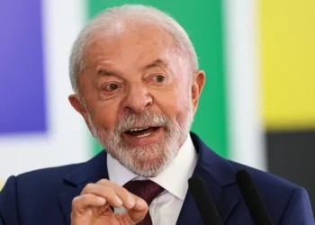 Lula sanciona o Orçamento de 2026 com 26 vetos, incluindo reajuste do Fundo Partidário. Texto prevê R$ 6,5 trilhões em despesas, superávit primário e regras para emendas.