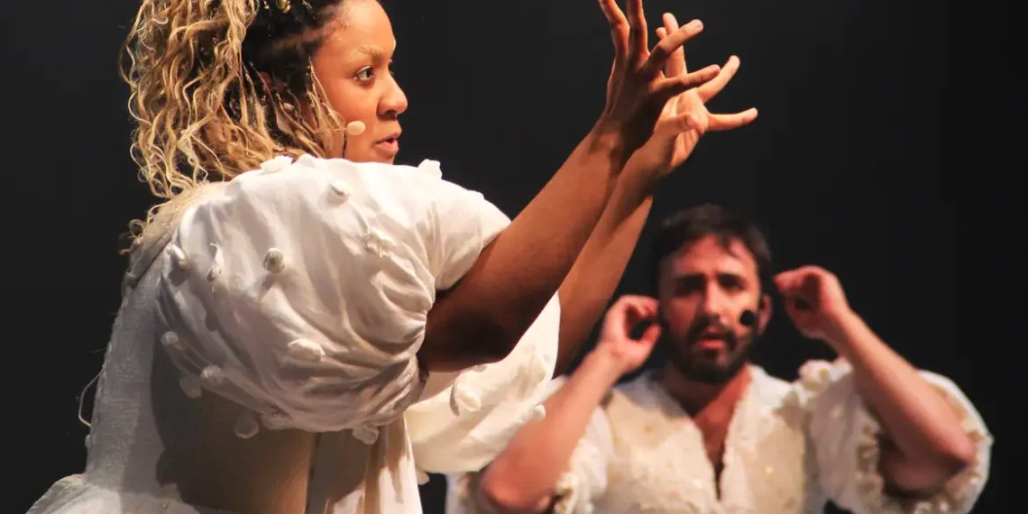 Espetáculo “Os Irmãos Karamázov” retorna ao Rio com temporada acessível e bilíngue em Libras, integrando inclusão, arte e clássico de Dostoiévski no Teatro Carlos Gomes.