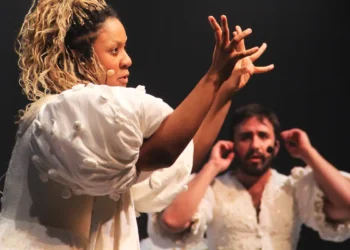 Espetáculo “Os Irmãos Karamázov” retorna ao Rio com temporada acessível e bilíngue em Libras, integrando inclusão, arte e clássico de Dostoiévski no Teatro Carlos Gomes.