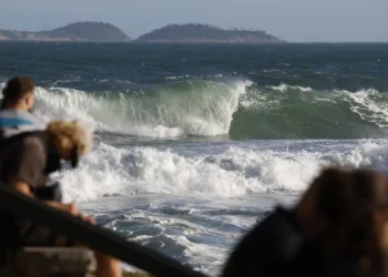 A Defesa Civil do Rio mantém alerta de ressaca no litoral entre a capital e Arraial do Cabo. Órgão orienta evitar o banho de mar e reforça cuidados durante o réveillon.