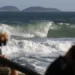 A Defesa Civil do Rio mantém alerta de ressaca no litoral entre a capital e Arraial do Cabo. Órgão orienta evitar o banho de mar e reforça cuidados durante o réveillon.