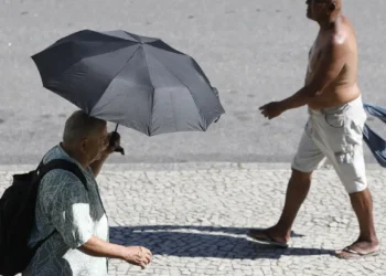 Rio de Janeiro pode chegar a 39°C no domingo (11). Capital já está no nível 2 do Protocolo de Calor e municípios do estado enfrentam alerta severo.