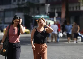 Altas temperaturas no Rio de Janeiro provocam aumento nos atendimentos de saúde em janeiro de 2026. UPAs e rede municipal registram crescimento de casos relacionados ao calor extremo.