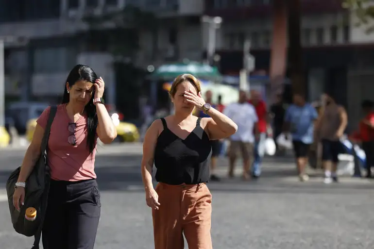 Altas temperaturas no Rio de Janeiro provocam aumento nos atendimentos de saúde em janeiro de 2026. UPAs e rede municipal registram crescimento de casos relacionados ao calor extremo.