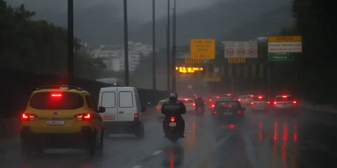 Defesa Civil do Rio de Janeiro alerta para chuvas intensas com raios em todos os municípios do estado. Aviso vale até segunda-feira por causa da ZCAS.
