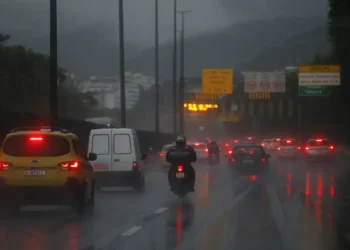 Defesa Civil do Rio de Janeiro alerta para chuvas intensas com raios em todos os municípios do estado. Aviso vale até segunda-feira por causa da ZCAS.
