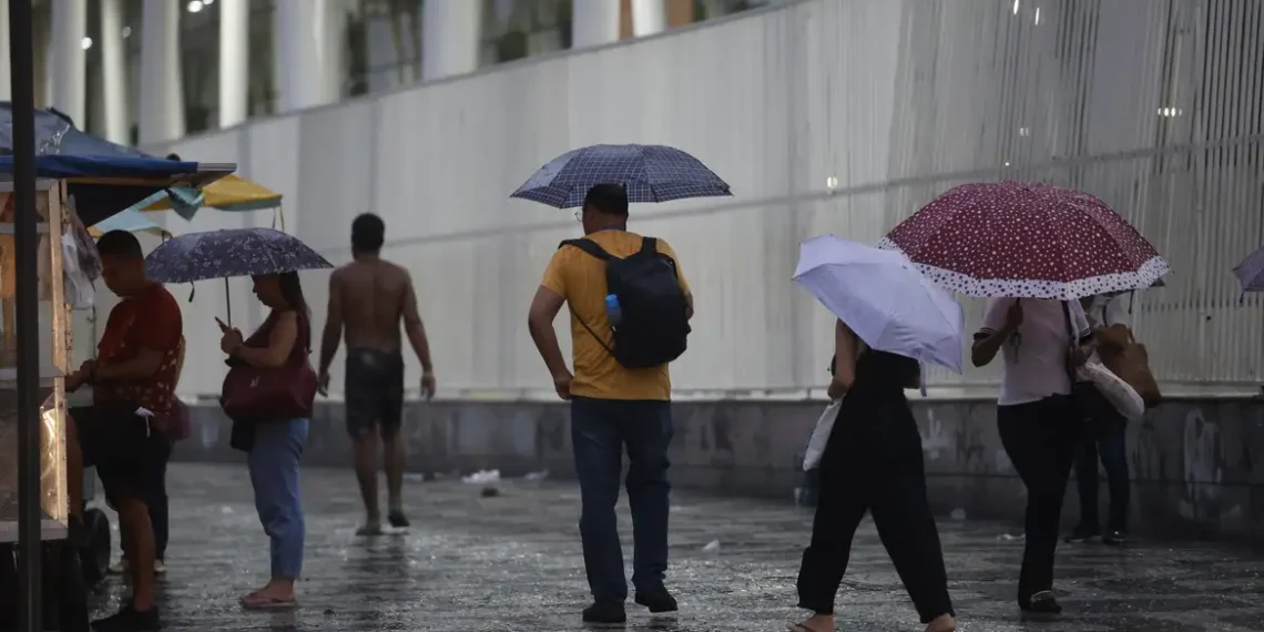 Inmet alerta para chuvas intensas em grande parte do Brasil nesta quarta-feira, com risco de alagamentos e deslizamentos; Sul fica fora do aviso.
