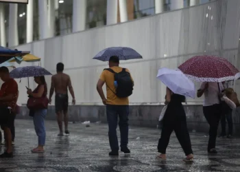 Inmet alerta para chuvas intensas em grande parte do Brasil nesta quarta-feira, com risco de alagamentos e deslizamentos; Sul fica fora do aviso.