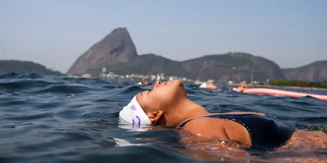 Iniciativas no Rio de Janeiro usam atividades físicas coletivas na praia para promover acolhimento, saúde mental e liberdade a pessoas trans, travestis e não-binárias.