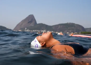 Iniciativas no Rio de Janeiro usam atividades físicas coletivas na praia para promover acolhimento, saúde mental e liberdade a pessoas trans, travestis e não-binárias.