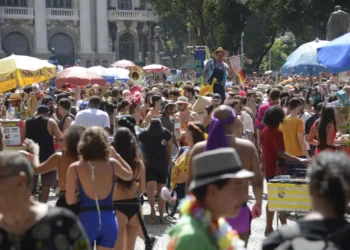 Ocupação hoteleira no Rio de Janeiro atinge 73,91% para o Carnaval, com expectativa de crescimento do turismo internacional e impacto positivo na economia.