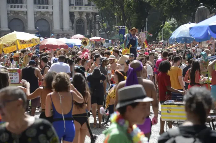 Ocupação hoteleira no Rio de Janeiro atinge 73,91% para o Carnaval, com expectativa de crescimento do turismo internacional e impacto positivo na economia.
