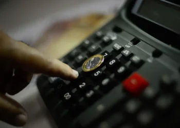 Tesouro Nacional estima que a Dívida Pública Federal pode alcançar até R$ 10,3 trilhões em 2026. Plano prevê mudanças na composição e no prazo dos títulos.