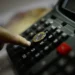 Tesouro Nacional estima que a Dívida Pública Federal pode alcançar até R$ 10,3 trilhões em 2026. Plano prevê mudanças na composição e no prazo dos títulos.