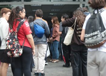 Notas do Enem 2025 já podem ser consultadas na Página do Participante. Resultados permitem acesso ao Sisu, Prouni, Fies e certificação do ensino médio.