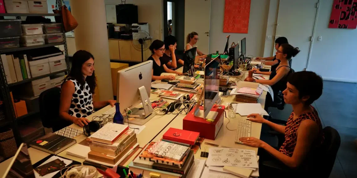 Editoras independentes ganham espaço no mercado editorial brasileiro, ampliam catálogos, geram empregos e aproximam leitores com novos modelos de negócio.