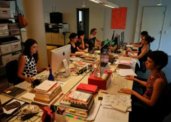 Editoras independentes ganham espaço no mercado editorial brasileiro, ampliam catálogos, geram empregos e aproximam leitores com novos modelos de negócio.