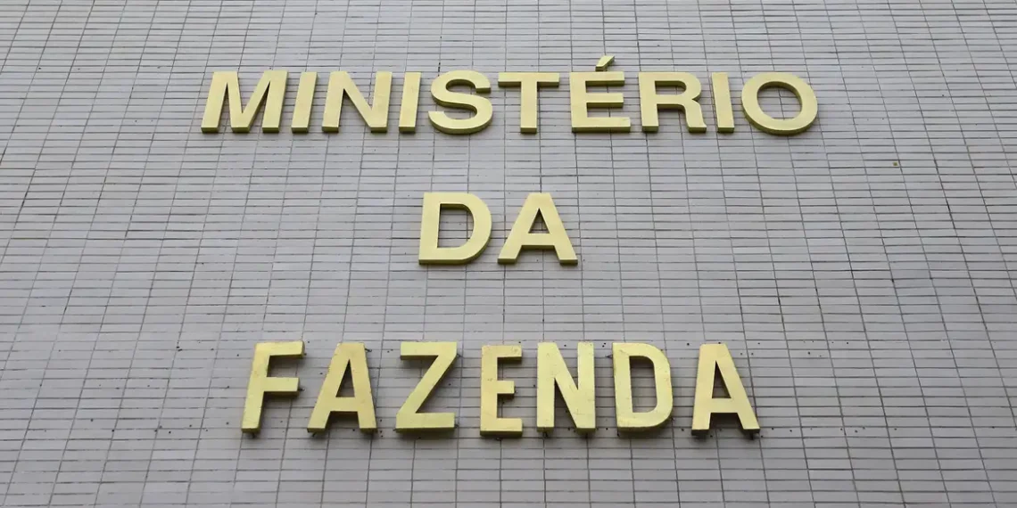 Inflação oficial medida pelo IPCA encerrou 2025 em 4,26%, dentro da meta. Ministério da Fazenda destaca estabilidade econômica, queda nos preços dos alimentos e baixo desemprego.