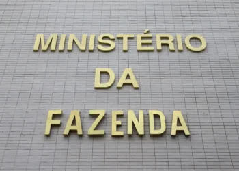 Inflação oficial medida pelo IPCA encerrou 2025 em 4,26%, dentro da meta. Ministério da Fazenda destaca estabilidade econômica, queda nos preços dos alimentos e baixo desemprego.