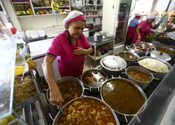 Contratações de pessoas com mais de 50 anos crescem no comércio e nos serviços em São Paulo, segundo a FecomercioSP, refletindo mudanças no mercado de trabalho.
