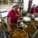 Contratações de pessoas com mais de 50 anos crescem no comércio e nos serviços em São Paulo, segundo a FecomercioSP, refletindo mudanças no mercado de trabalho.