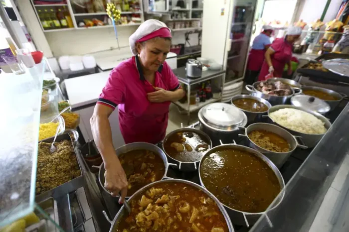 Contratações de pessoas com mais de 50 anos crescem no comércio e nos serviços em São Paulo, segundo a FecomercioSP, refletindo mudanças no mercado de trabalho.
